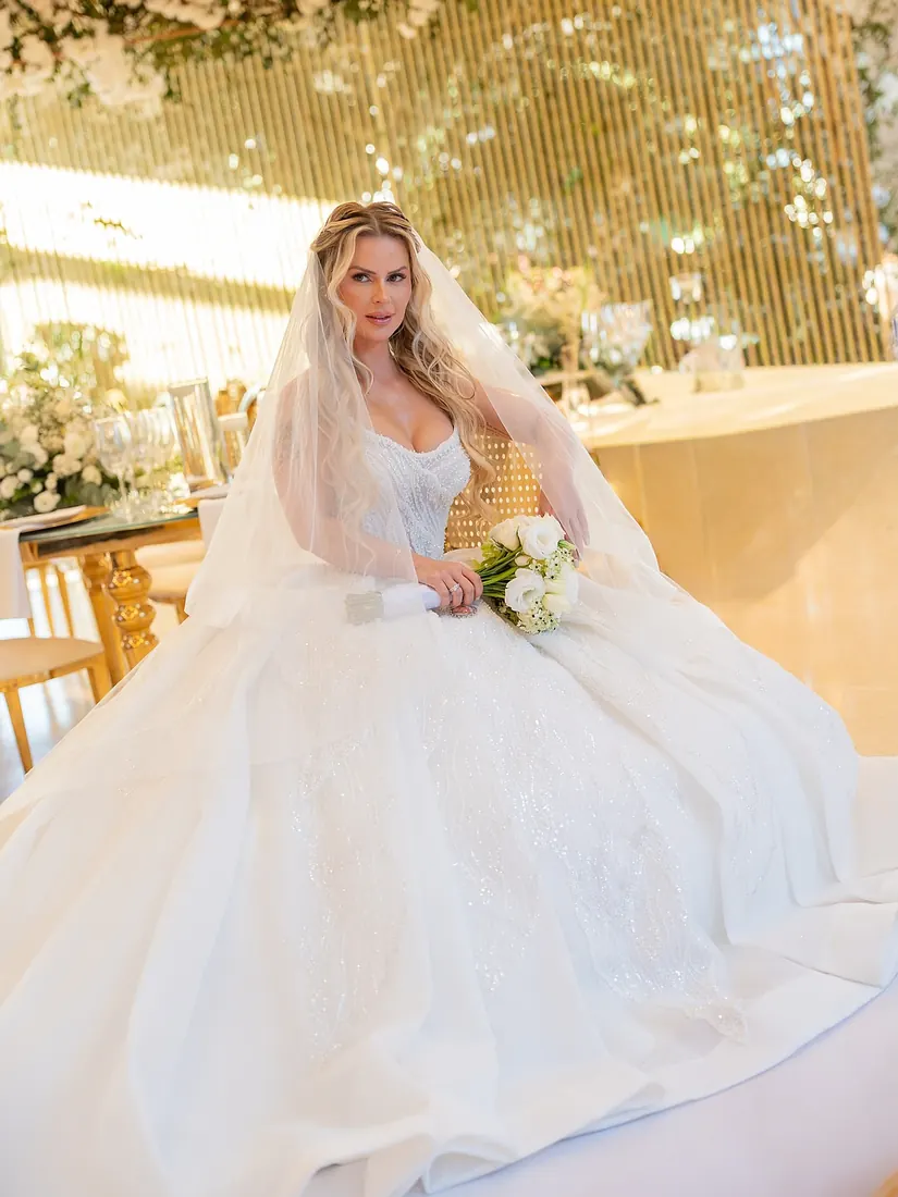 Noiva sentada com vestido volumoso