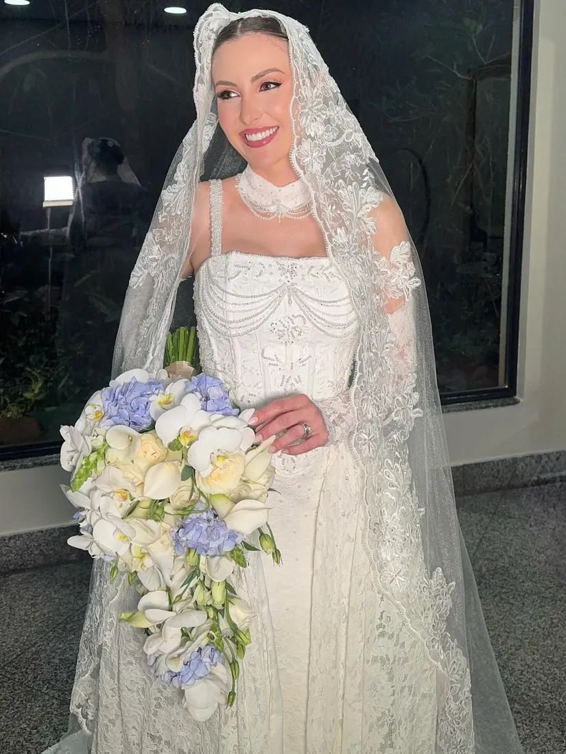 Noiva com véu rendado e buquê