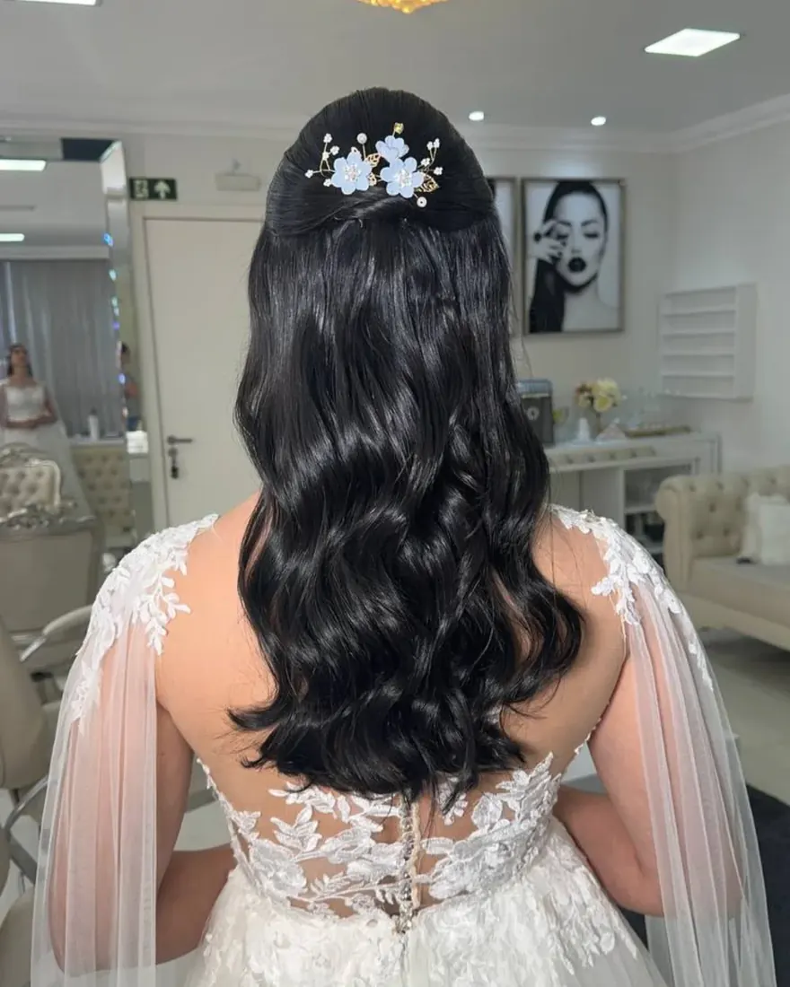 Noiva de cabelo preto com véu