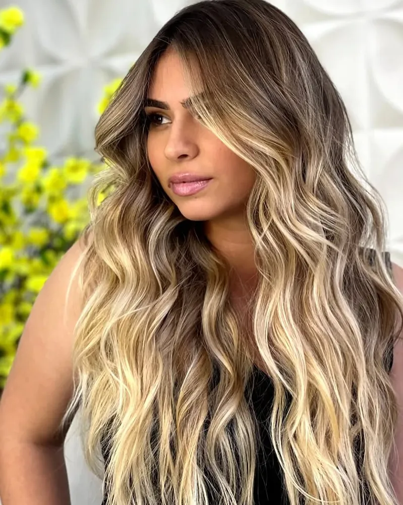 Mechas loiras iluminadas com ondas