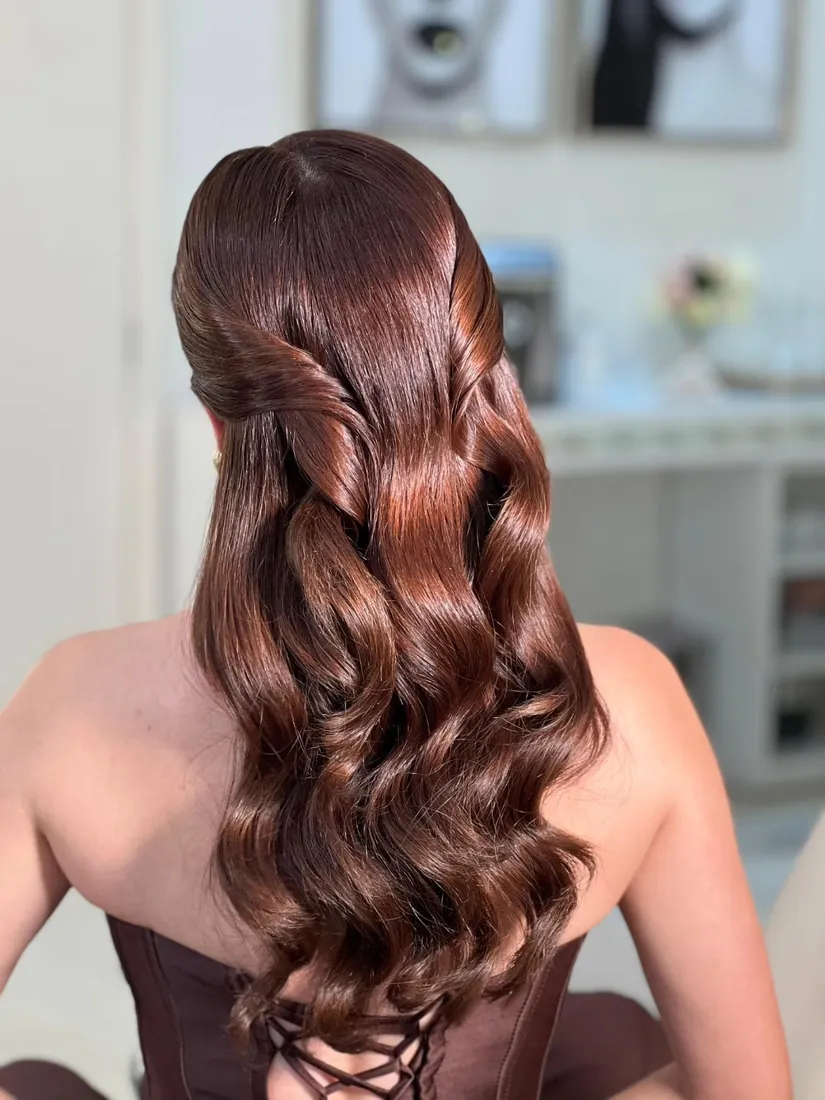 Semi preso com ondas em cabelo castanho, penteado de festa