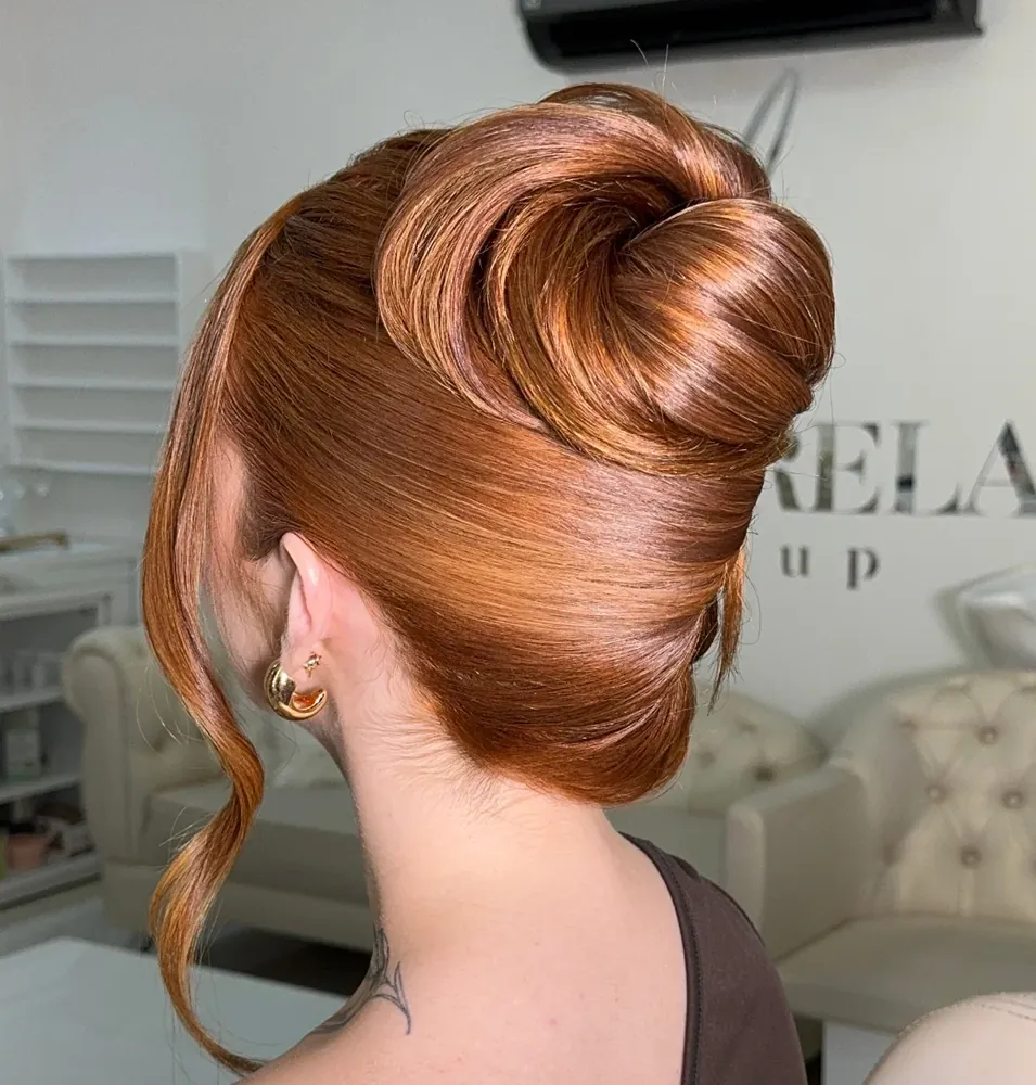 Coque alto em cabelo ruivo, penteado de festa