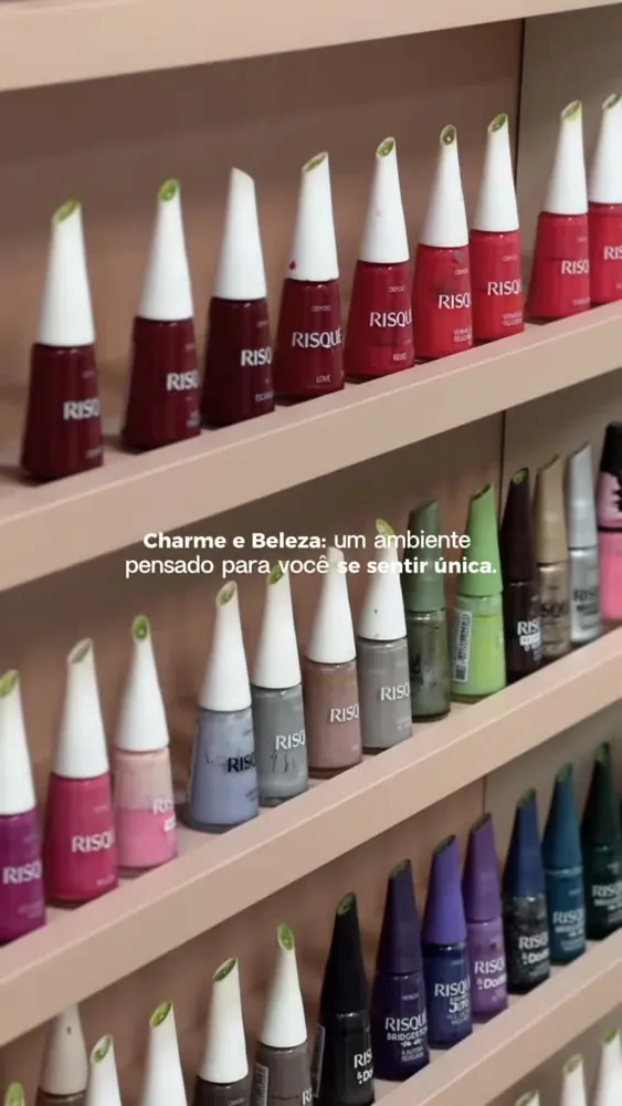 Parede de esmaltes do Estúdio Charme e Beleza